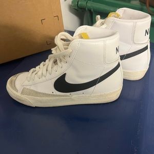 White Nike Blazers 77’